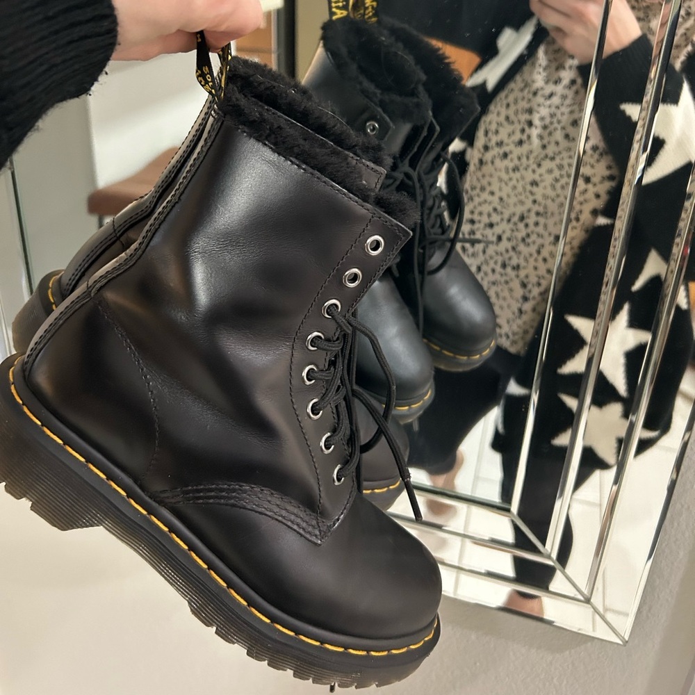 Dr Martens black leather faux fur lining women’s size 7 air wair winter boot